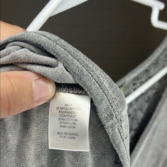 One World Gray V-Neck Women's Top - Picture 4 of 4